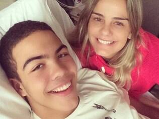Milene compartilhou foto ao lado do filho, Ronald, no hospital