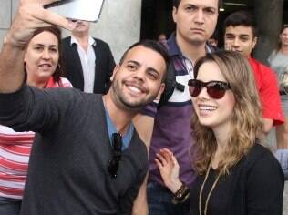 Sandy posa para foto com fã
