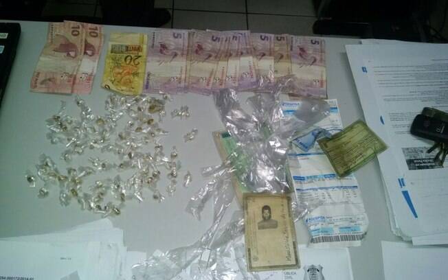 Bens apreendidos na casa das três mulheres: drogas, joias e um pouco de dinheiro. Foto: Polícia Militar do Piauí