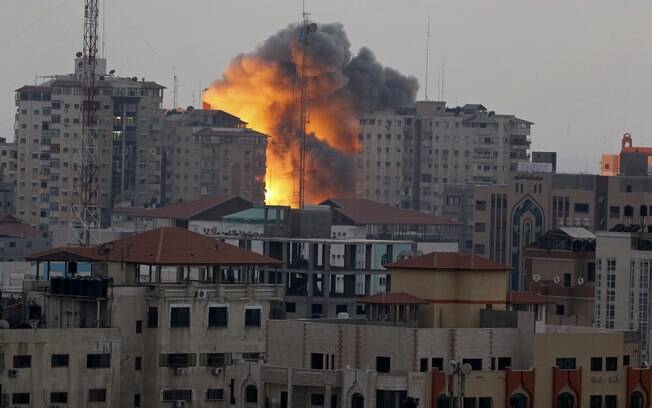 Bola de fogo sobe de explosão na torre de apartamentos de al-Zafer depois de um ataque aéreo de Israel na Cidade de Gaza, no norte do território (23/8)