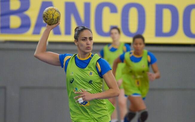 Capitã da seleção brasileira de handebol, a pivô Dara foi cortada do Pan por causa de uma trombose na perna esquerda. Foto: Dilvulgação