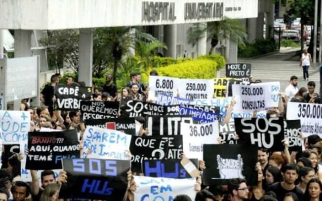 Manifestantes protestam diante do Hospital Universitário Clementino Fraga Filho, no Rio