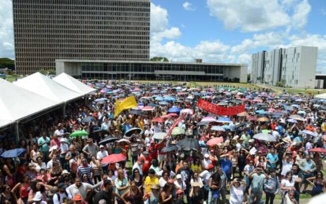 Sem o pagamento do décimo terceiro salário e férias, professores do Distrito Federal fazem paralisação no primeiro dia de aula