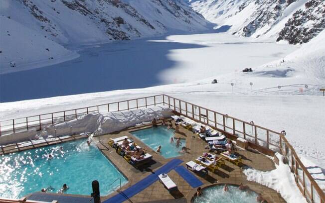 Aprecie a cordilheira de dentro de uma piscina aquecida