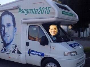 Montagem divulgada pelo candidato Paolo Micheli ironiza apoio dado por Berlusconi