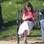 Suri sentada de pernas cruzadas ao lado da mãe, Katie Holmes.... Foto: Grosby Group