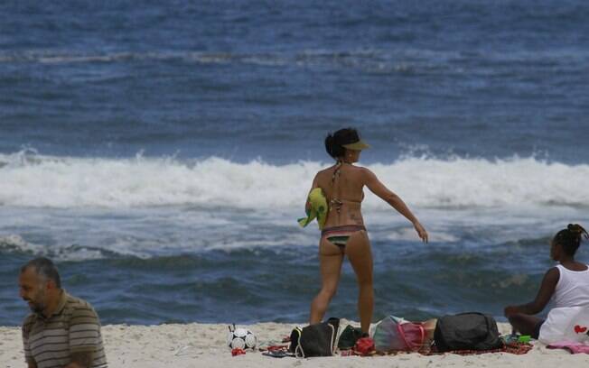 Juliana Knust mostrou corpão na praia