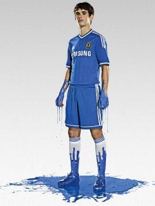 Oscar com a camisa do clube inglês Chelsea
