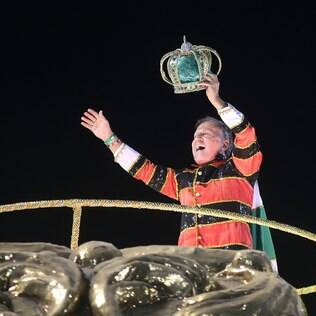 Zico comemora aniversário no desfile da Imperatriz Leopoldinense