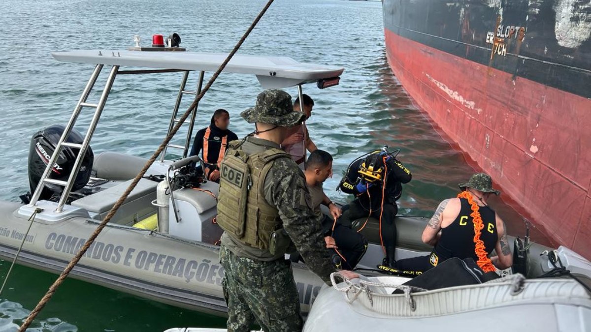 For A Tarefa Apreende Coca Na Em Casco De Navio No Porto De Santos