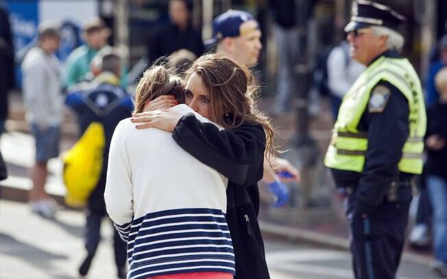 Mulher conforta outra aparentemente ferida após explosões na maratona de Boston, EUA (15/04)