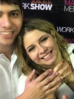 Marília Mendonça e o noivo, Yugnir Ângelo, mostram as alianças