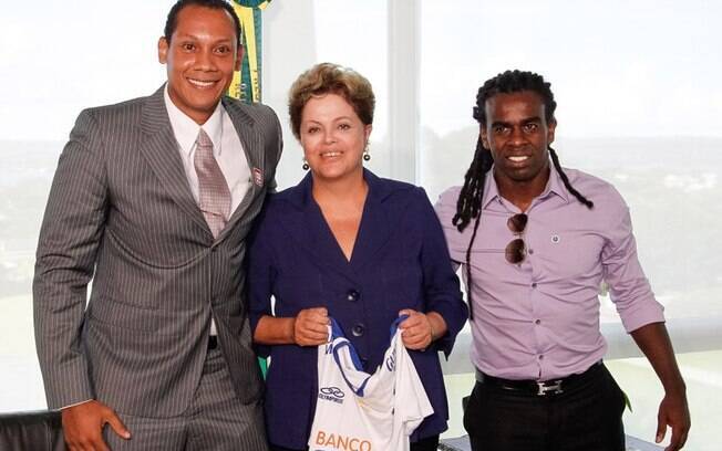 Dilma Rousseff recebe o árbitro Marcio Chagas e o meia Tinga, do Cruzeiro Dilma Rousseff recebe o árbitro Marcio Chagas e o meia Tinga, do Cruzeiro