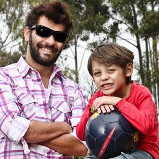 Valter com o afilhado Théo
