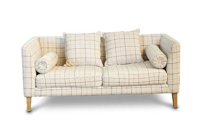 O sofá de linho misto, com capacidade para duas pessoas, é vendido de R$ 5.490 por R$ 3.272 nas lojas e e-commerce da Cecilia Dale