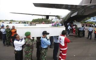 Voo AirAsia: Corpos foram
encontrados com os cintos afivelados