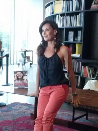 Carolina Ferraz lança livro em São Paulo