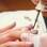 Esmalte a unha toda com a cor que vai ficar por baixo. Optamos pelo “Platino Cintilante” da Colorama. Foto: Edu Cesar / Fotoarena