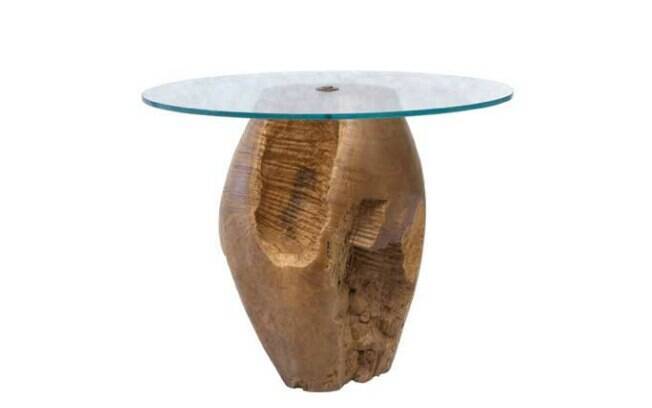 A mesa de madeira com tampo de cristal da designer Monica Cintra está de R$ 5.200 por R$ 2.600 na loja da artista
