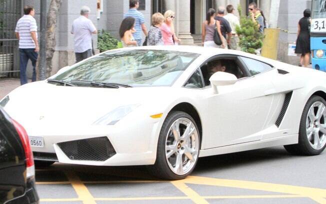 Seu Jorge dirige um Lamborghini branco em Ipanema