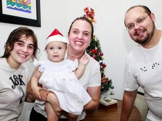 Sandra Viviani, José Humberto, Giulia e Giovanna preparam o primeiro Natal