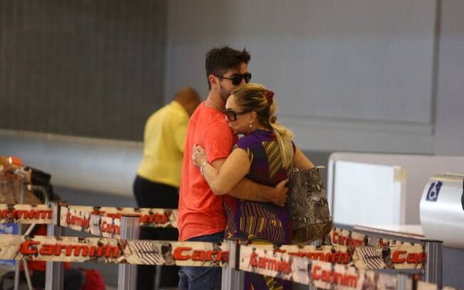 Susana Vieira troca beijos com o noivo, Sandro Pedroso, em aeroporto