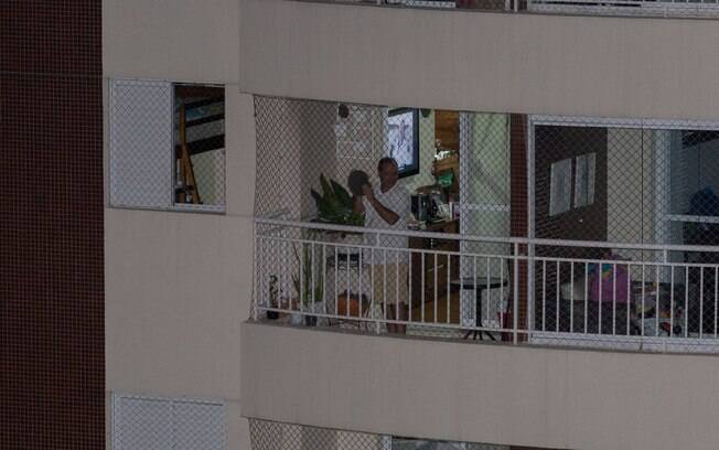 Moradores do bairro do Tatuapé protestam durante transmissão de horário eleitoral do PT