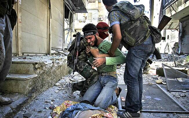 Um combatente do Exército Livre da Síria reage à morte de um de seus companheiros, morto ao tentar deter um tanque no distrito de Aleppo (foto Javier Manzano)