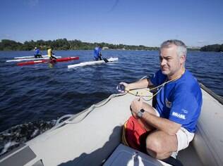 O técnico espanhol Jesús Morlán orienta os atletas brasileiros da canoagem velocidade