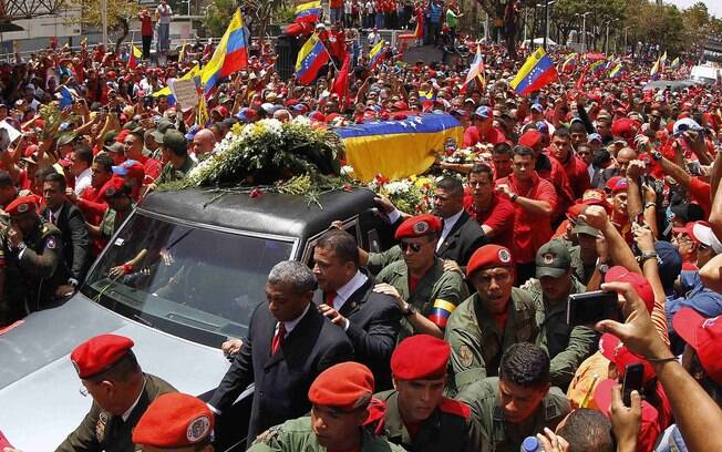 Caixão com o corpo do presidente venezuelano, Hugo Chávez, passa por ruas de Caracas depois de deixar hospital militar onde morreu na terça-feira (06/03)