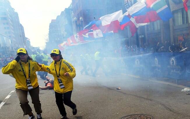 Corredoras reagem após segunda explosão atingir maratona de Boston, nos EUA (15/04)