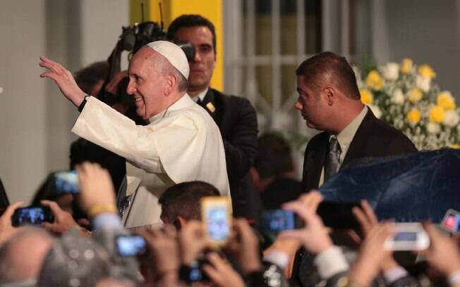 Quando chegou ao hospital no Rio, o papa Francisco cumprimentou alguns pacientes