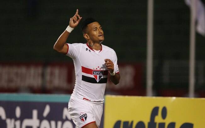 Rogério fez um dos gols da vitória sobre o Mogi Mirim Rogério fez um dos gols da vitória sobre o Mogi Mirim