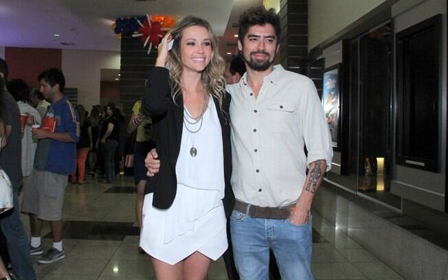 Juliana Didone vai acompanhada do namorado, o artista plástico Flávio Rossi