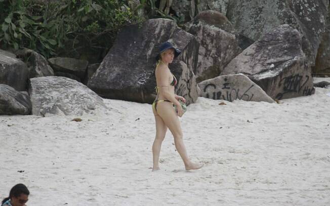 Letícia Spiller foi fotografada em uma praia do Rio de Janeiro na tarde desta terça-feira (15)