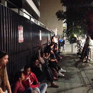 Estudantes passam noite em fila para conseguir crédito estudantil pelo Fies