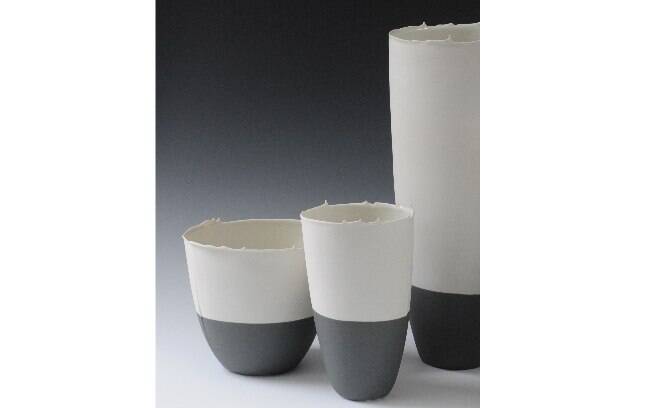 Os vasos de cerâmica do Studio Heloisa Galvão, apresentados na Paralela Gift, dão charme com sua forma irregular 