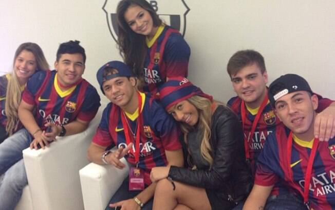 Bruna Marquezine acompanhou Neymar na apresentação do atacante no clube Barcelona nesta segunda-feira (03)