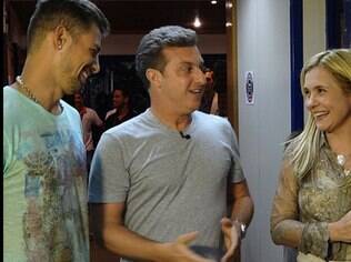 Luciano Huck foi um dos fanáticos por 'Avenida Brasil' que visitou os atores nos bastidores da trama