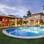 Projetada pelos arquitetos André Sá e Francisco Mota, a casa de 300 m² tem piscina, churrasqueira e espaço gourmet. Foto: Nilton Souza