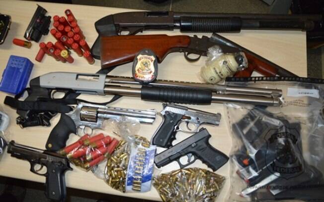 Armas e munições apreendidas com grupo de extermínio: cerca de 40% delas têm origem legal
