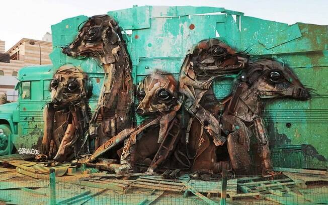 Artur Bordalo cria esculturas de animais a partir de objetos qe viraria lixo