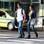 Para uma viagem rápida Rio-São Paulo, a nova Gabriela, Juliana Paes, montou um look navy, com camiseta listrada, jeans e apostou em um abotinado de salto. Ficou chique. Foto: AgNews