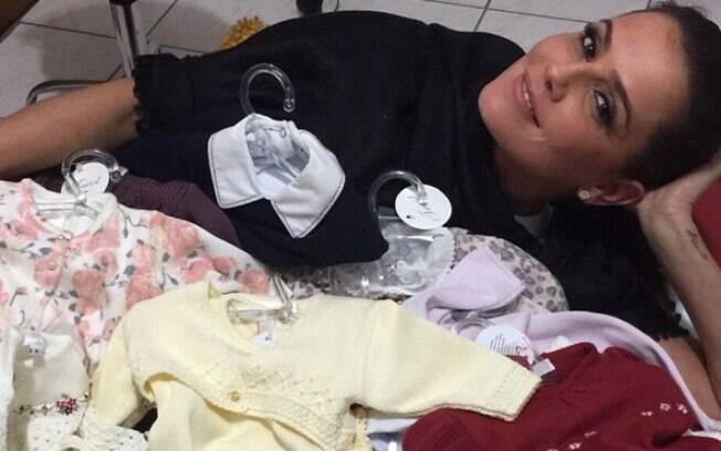 Deborah Secco está grávida de três meses de Maria Flor