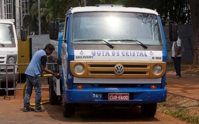 Água de caminhão-pipa virou solução para racionamento extraoficial em São Paulo. Foto: Leonardo Benassatto/Futura Press