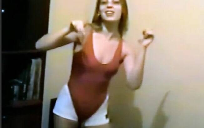 Sheila Mello aparece em vídeo gravado há 19 anos. A dançarina ensaia uma coreografia do grupo 'É o Tchan'