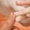 Comece aplicando duas mãos de esmalte branco e cintilante nas unhas; ao invés do traço branco, faça uma francesinha rosa pink. Foto: Fernando Genaro/Fotoarena