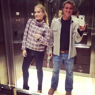 Luciano Huck e Angélica em selfie de família no elevador