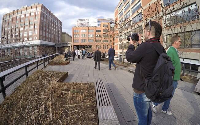 O High Line é um parque de Nova York para andar e descansar ao ar livre O High Line é um parque de Nova York para andar e descansar ao ar livre