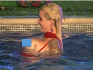 Brigas e brothers pelados na piscina marcam festa